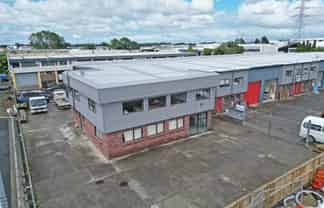 FUNCTIONAL UNIT WITH RARE YARD SPACE
