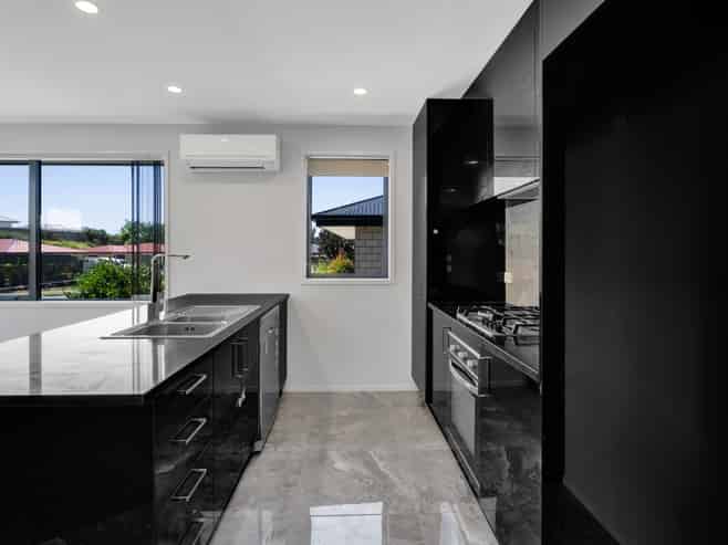 8A Frederick Place, Whalers Gate