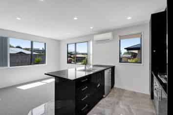 8A Frederick Place, Whalers Gate