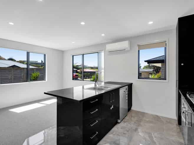 8A Frederick Place, Whalers Gate