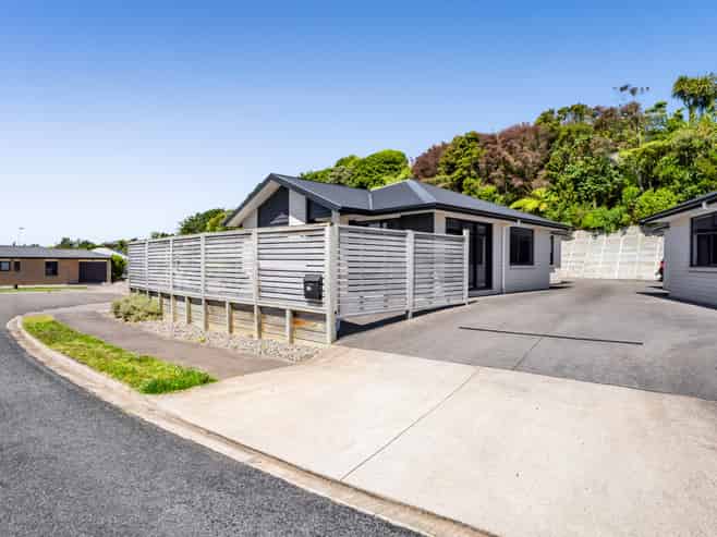 8A Frederick Place, Whalers Gate