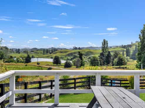 2 School Road, Tiniroto