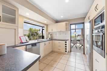 16 Flagstaff Place, Massey