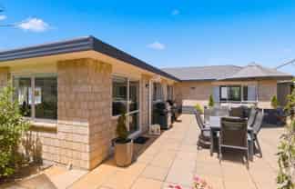 10 Barrett Drive, Waikanae Beach