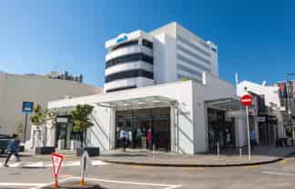 TOP FLOOR IN THE MIDDLE OF BROADWAY
