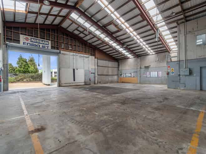 Brand exposure to SH1C with warehouse & yard