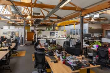 UNIQUE FRINGE WAREHOUSE & OFFICE IN MORNINGSIDE