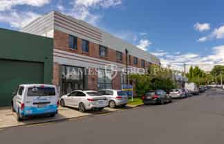 UNIQUE FRINGE WAREHOUSE & OFFICE IN MORNINGSIDE