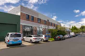 UNIQUE FRINGE WAREHOUSE & OFFICE IN MORNINGSIDE