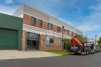 UNIQUE FRINGE WAREHOUSE & OFFICE IN MORNINGSIDE