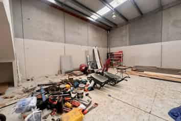 Functional industrial unit with excellent exposure