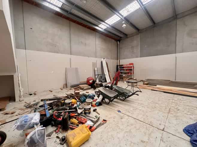 Functional industrial unit with excellent exposure