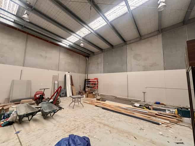 Functional industrial unit with excellent exposure