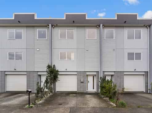 73 Bordeaux Parade, Te Atatu South