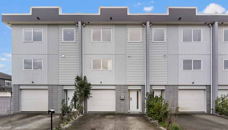 73 Bordeaux Parade, Te Atatu South