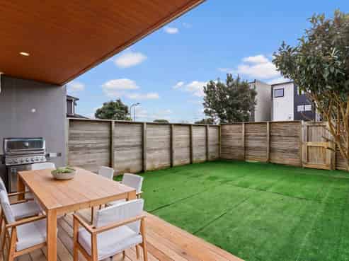 73 Bordeaux Parade, Te Atatu South