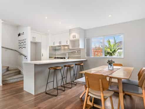 73 Bordeaux Parade, Te Atatu South