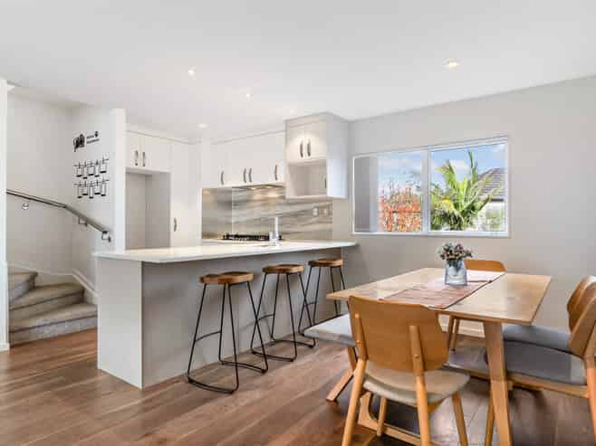 73 Bordeaux Parade, Te Atatu South