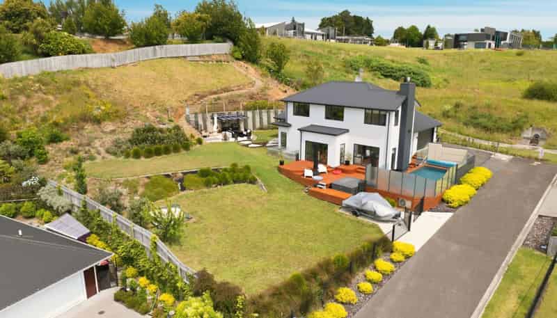 11 and 7 Kissling Terrace, Pyes Pa