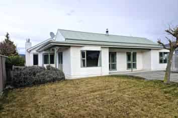 24 Albert Drive, Clyde