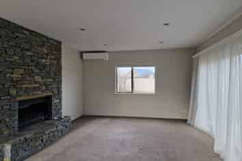 24 Albert Drive, Clyde