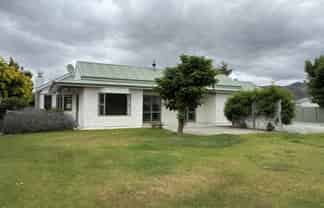 24 Albert Drive, Clyde