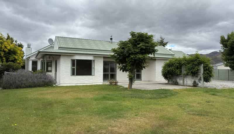 24 Albert Drive, Clyde