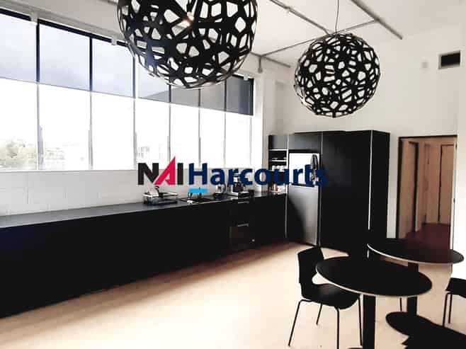 Office/Showroom For Lease - Prime Location!