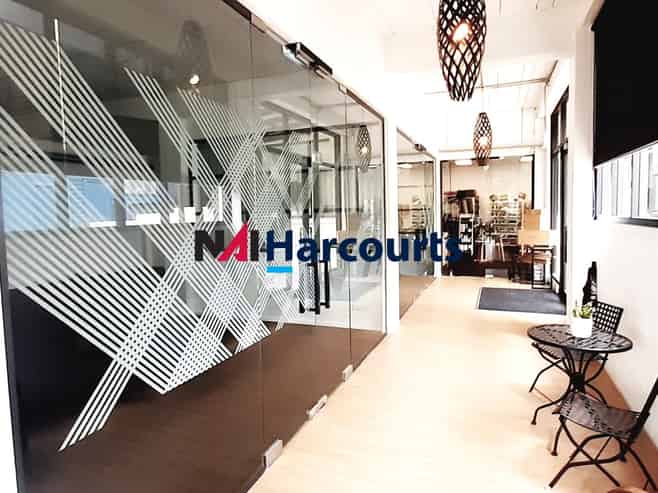 Office/Showroom For Lease - Prime Location!