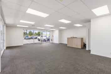 Ground floor retail / showroom / office