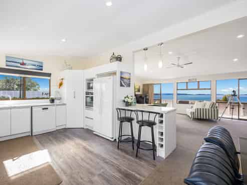 11 Mera Road, Algies Bay