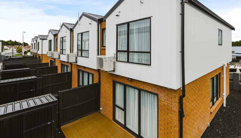 2/287 Massey Road, Mangere East