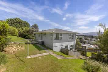 8 Penguin Grove, Waitangirua