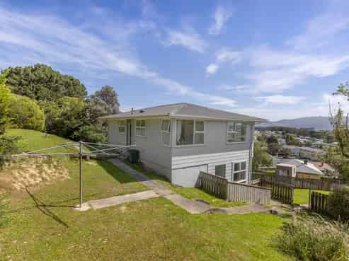 8 Penguin Grove, Waitangirua
