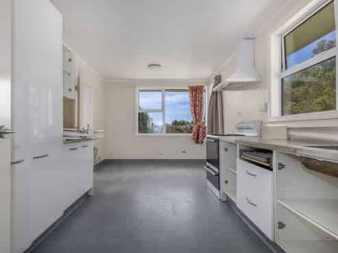 8 Penguin Grove, Waitangirua