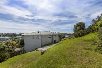 8 Penguin Grove, Waitangirua