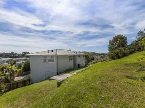 8 Penguin Grove, Waitangirua