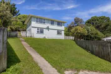 8 Penguin Grove, Waitangirua