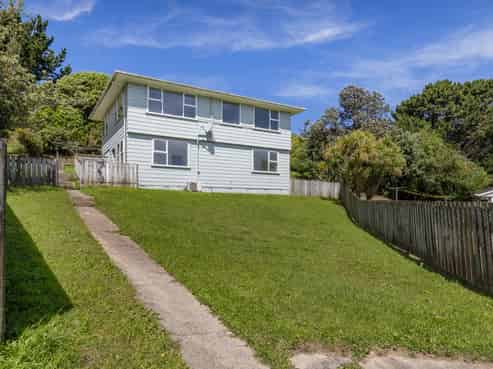 8 Penguin Grove, Waitangirua