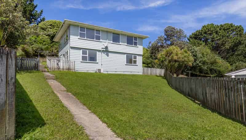 8 Penguin Grove, Waitangirua