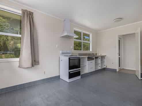 8 Penguin Grove, Waitangirua