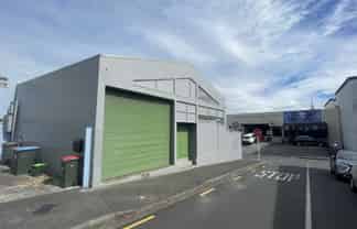 Versatile Office Live/Work Potential in Newton