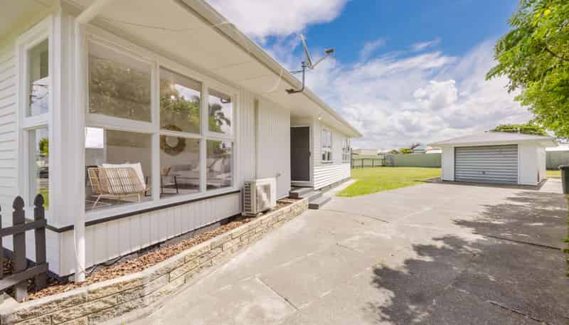 57 Harold Holt Avenue, Onekawa