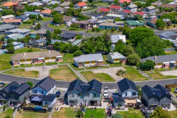 1213–122 Cunningham Crescent, Mayfair