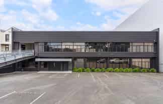 PRIME EPSOM SHOWROOM WITH AMPLE PARKING
