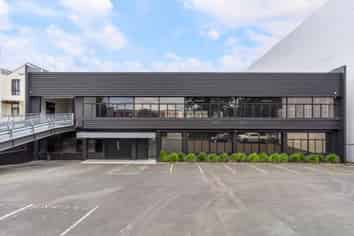 PRIME EPSOM SHOWROOM WITH AMPLE PARKING
