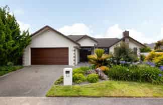 53 Barrington Drive, Huntington