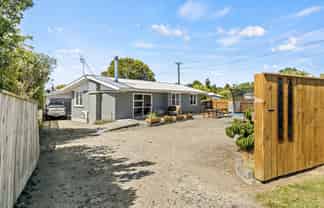 11 Flower Street, Bulls