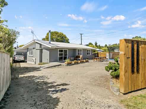 11 Flower Street, Bulls