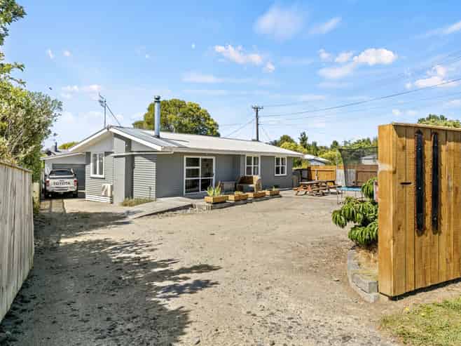 11 Flower Street, Bulls